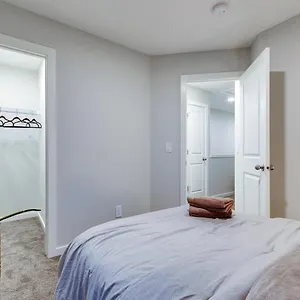 Holiday home Neutral Living/6beds/4bedrooms+1bunos/with Basement And Fireplace/free Parking On Premises, Calgary