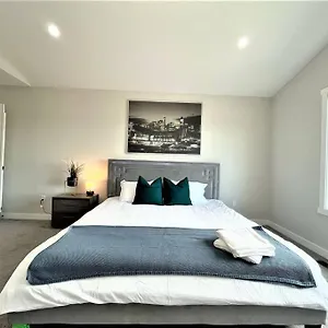 Holiday home Luxury Retreat For Large Groups, Calgary