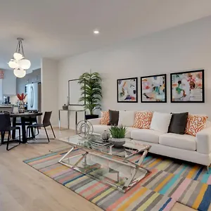Holiday home Spacious Modern With King Bed & Office, Calgary