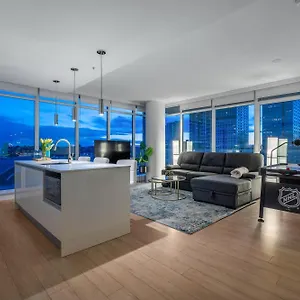 Apartment Luxury On The 9th Floor Near Stampede, Complimentary Wine, 2 Car Ug Parking, Calgary