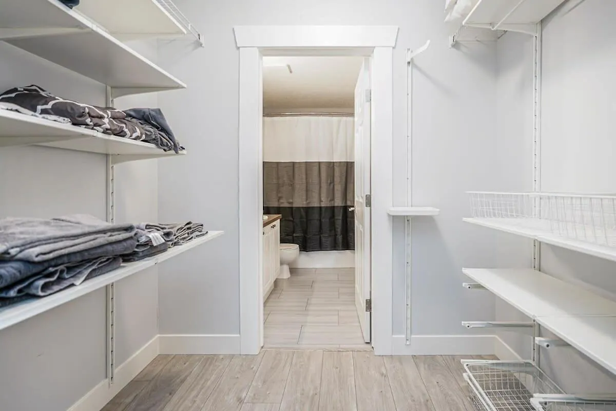 New Cozy 2 Bedrooms Condo W Parking Calgary 0*,  Canada